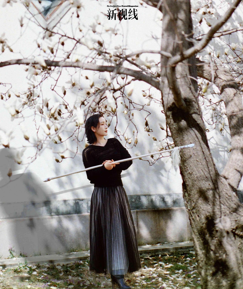 秦海璐春日大片韵味十足 清新短发造型展现曲艺魅力