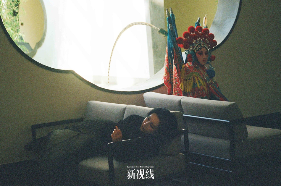 秦海璐春日大片韵味十足 清新短发造型展现曲艺魅力