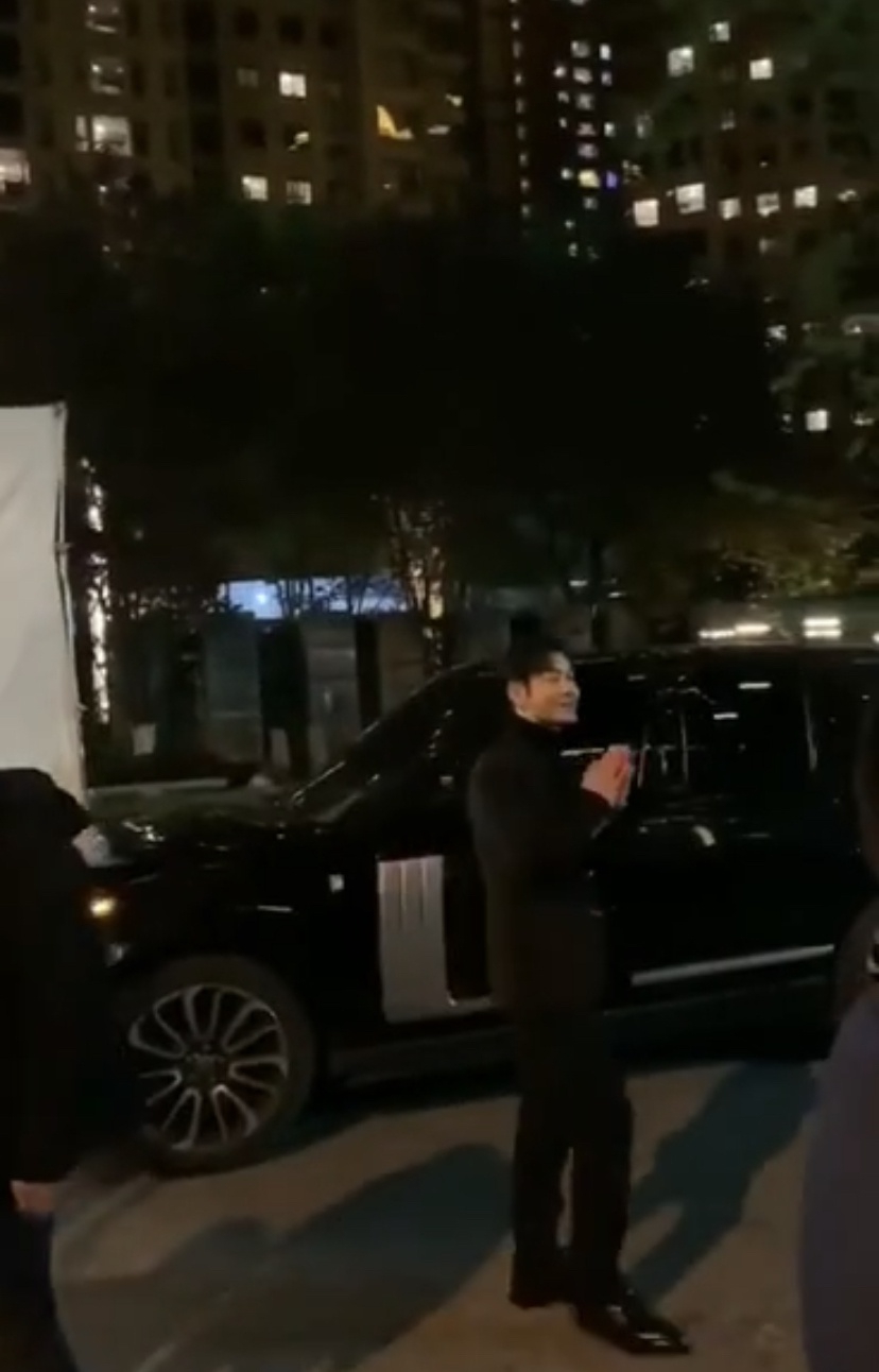 黄晓明成都拍戏引发围观 亲自疏散附近粉丝贴心安抚