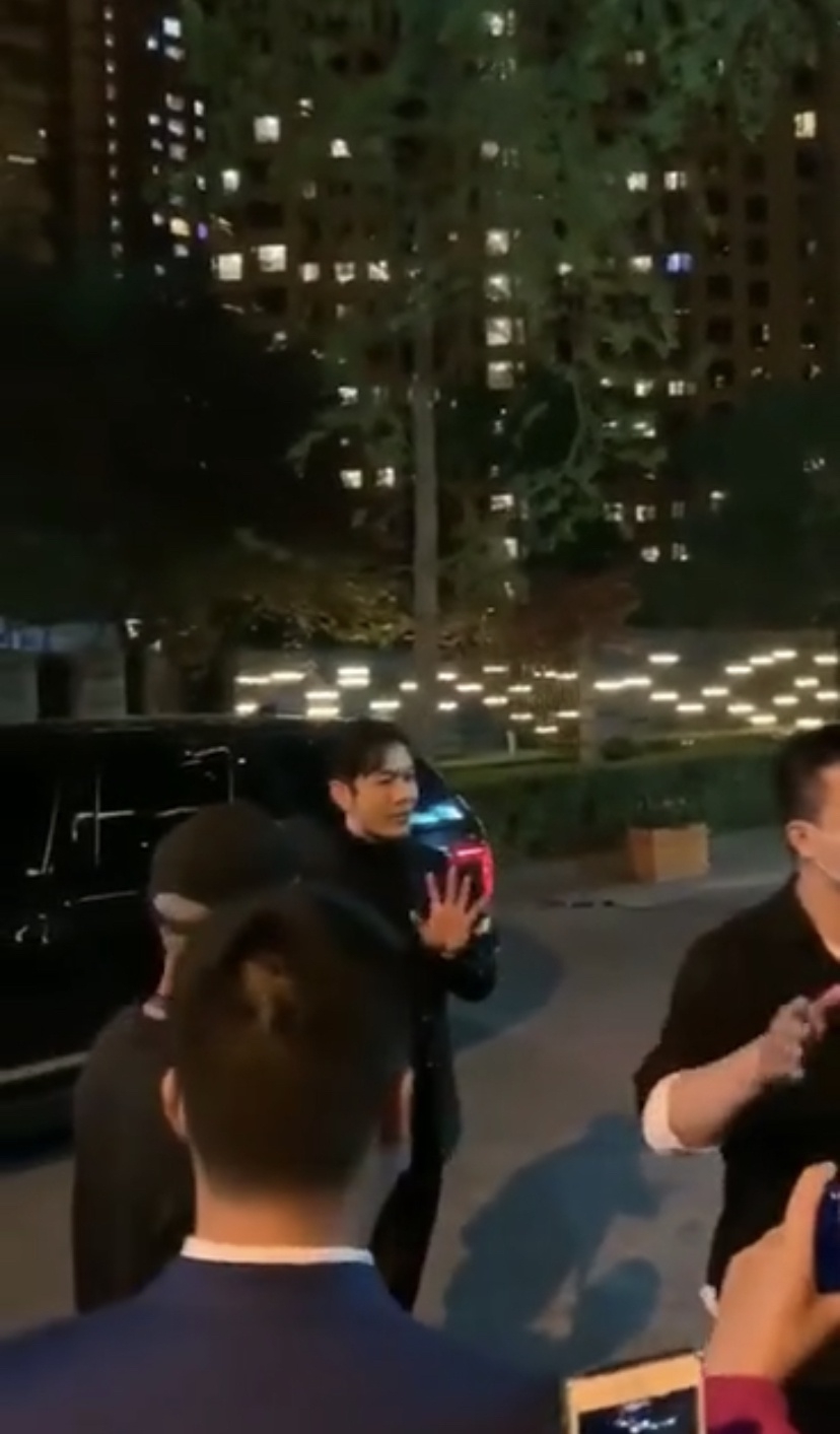 黄晓明成都拍戏引发围观 亲自疏散附近粉丝贴心安抚