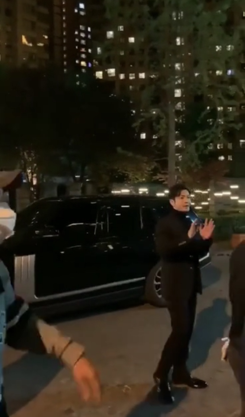 黄晓明成都拍戏引发围观 亲自疏散附近粉丝贴心安抚