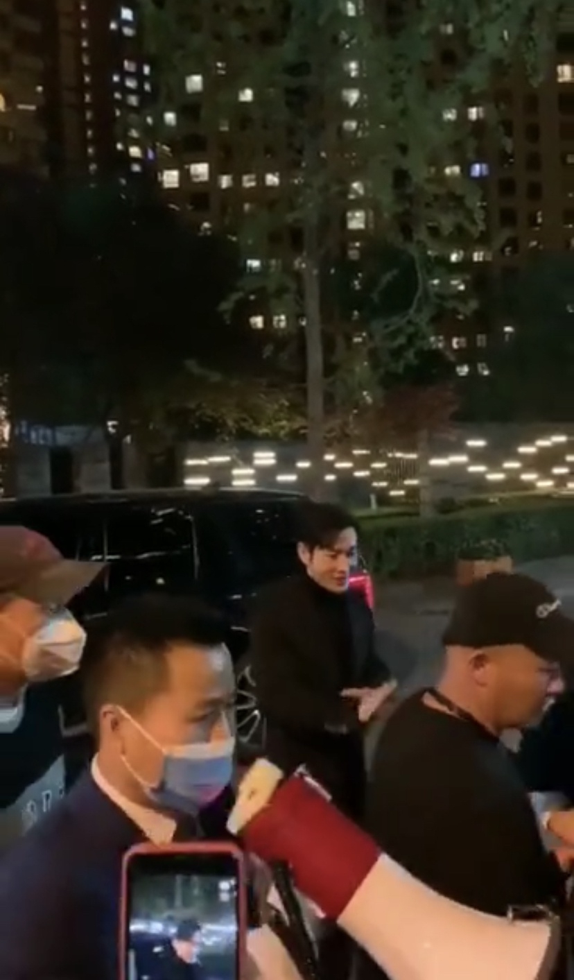 黄晓明成都拍戏引发围观 亲自疏散附近粉丝贴心安抚