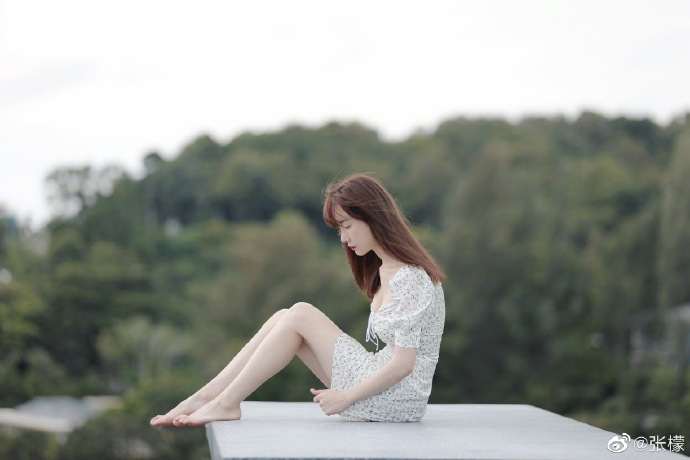 张檬穿碎花短裙清纯性感 光脚丫眺望景色率性十足