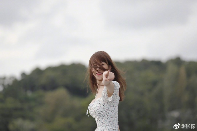 张檬穿碎花短裙清纯性感 光脚丫眺望景色率性十足