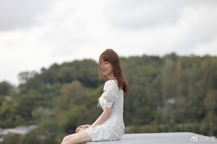 张檬穿碎花短裙清纯性感 光脚丫眺望景色率性十足
