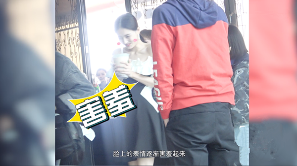 张铭恩现身片场探班女友 徐璐手捧奶茶大口狂喝