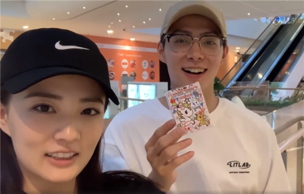 张铭恩现身片场探班女友 徐璐手捧奶茶大口狂喝