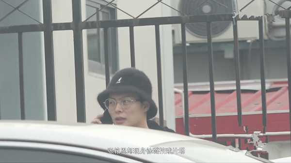 张铭恩现身片场探班女友 徐璐手捧奶茶大口狂喝