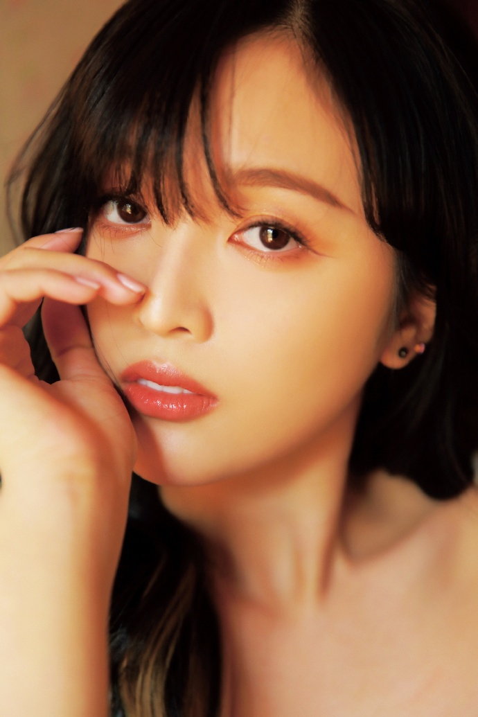 吴宣仪挑战经典复古港风造型 大波浪卷发配红唇气场十足