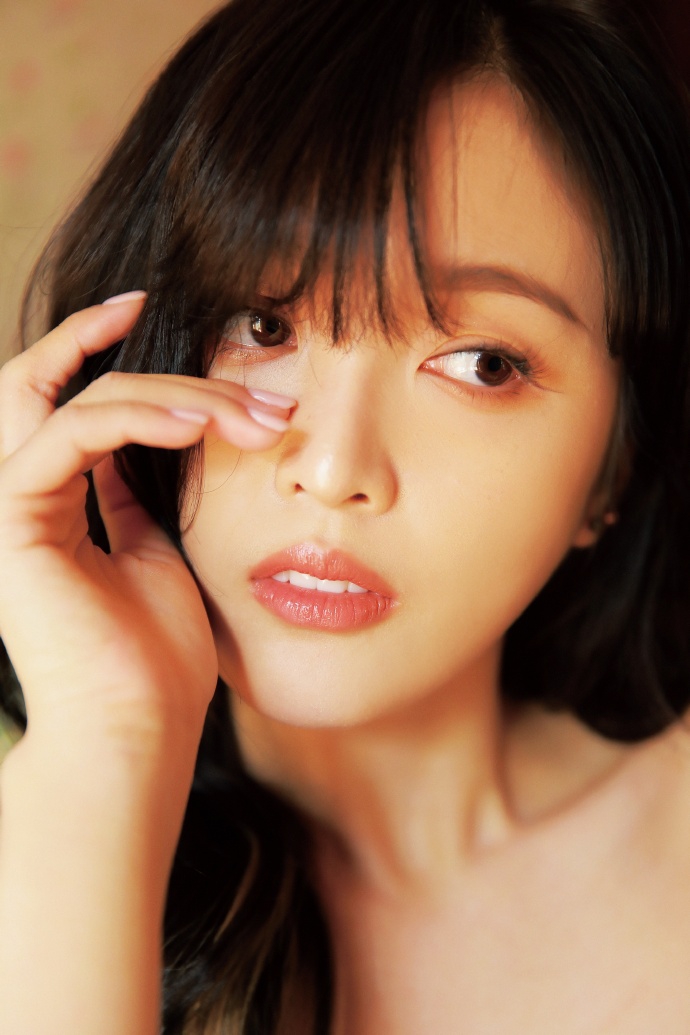 吴宣仪挑战经典复古港风造型 大波浪卷发配红唇气场十足