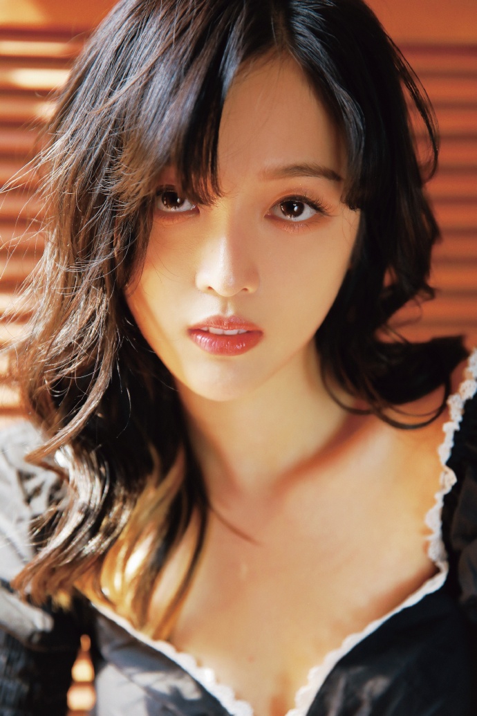 吴宣仪挑战经典复古港风造型 大波浪卷发配红唇气场十足