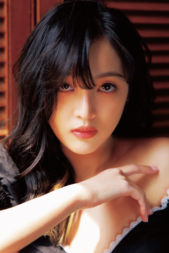 吴宣仪挑战经典复古港风造型 大波浪卷发配红唇气场十足