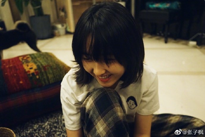 张子枫分享近照记录宅家生活 与爱犬有爱互动慵懒惬意