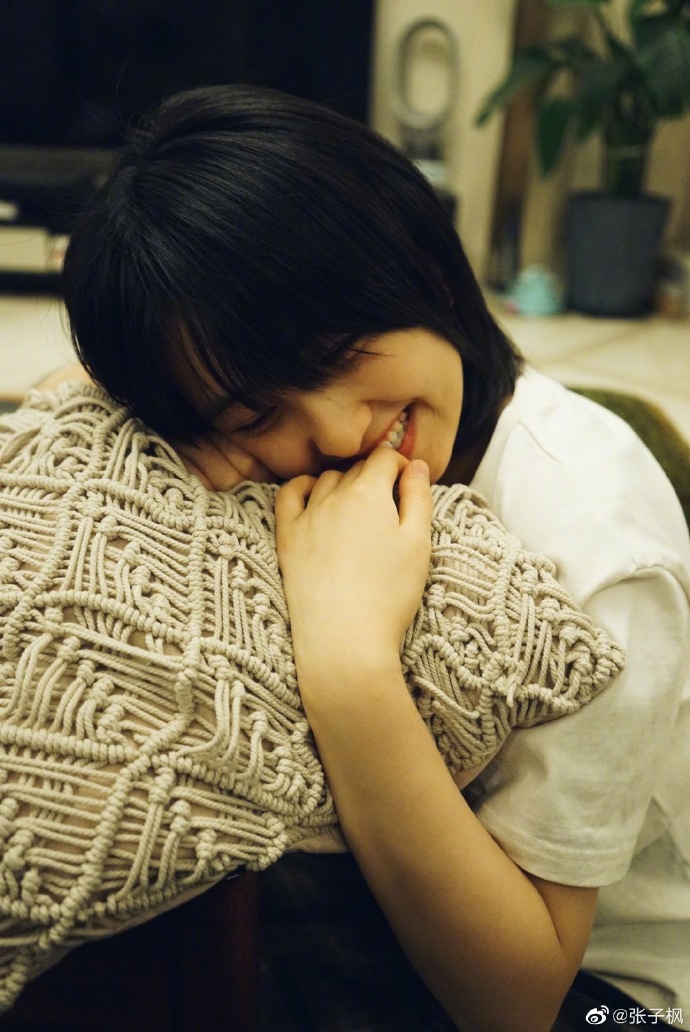 张子枫分享近照记录宅家生活 与爱犬有爱互动慵懒惬意