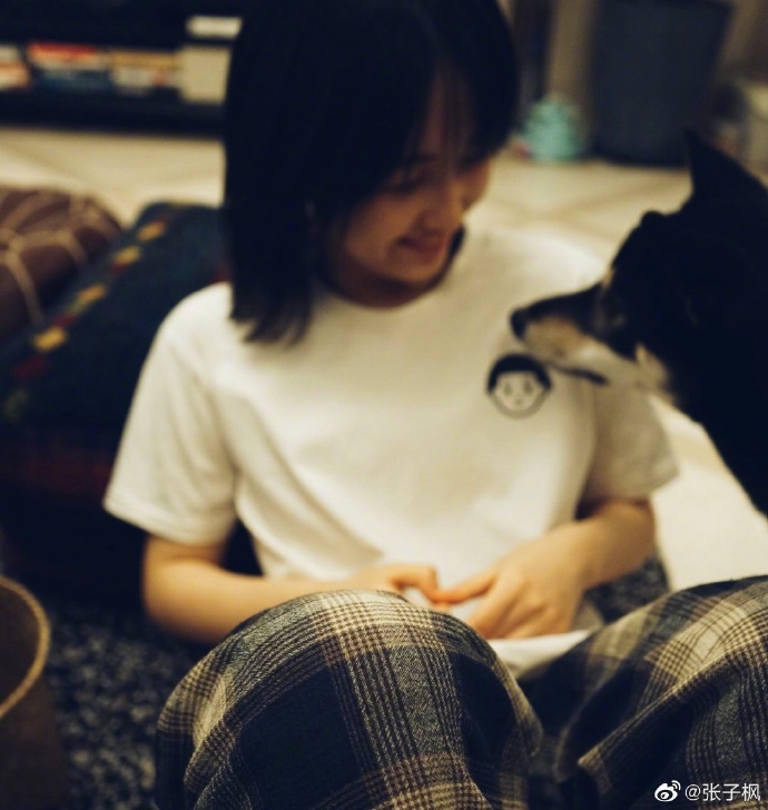 张子枫分享近照记录宅家生活 与爱犬有爱互动慵懒惬意