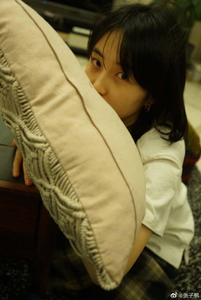 张子枫分享近照记录宅家生活 与爱犬有爱互动慵懒惬意