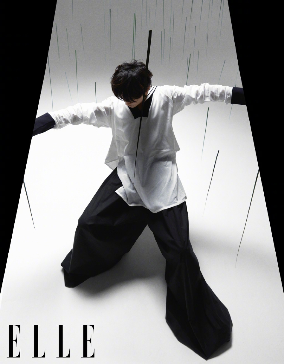 易烊千玺天使翅膀造型温柔美好 眼神坚毅尽显少年本色