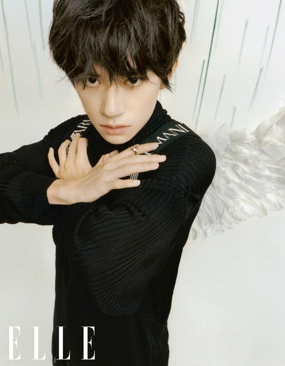 易烊千玺天使翅膀造型温柔美好 眼神坚毅尽显少年本色