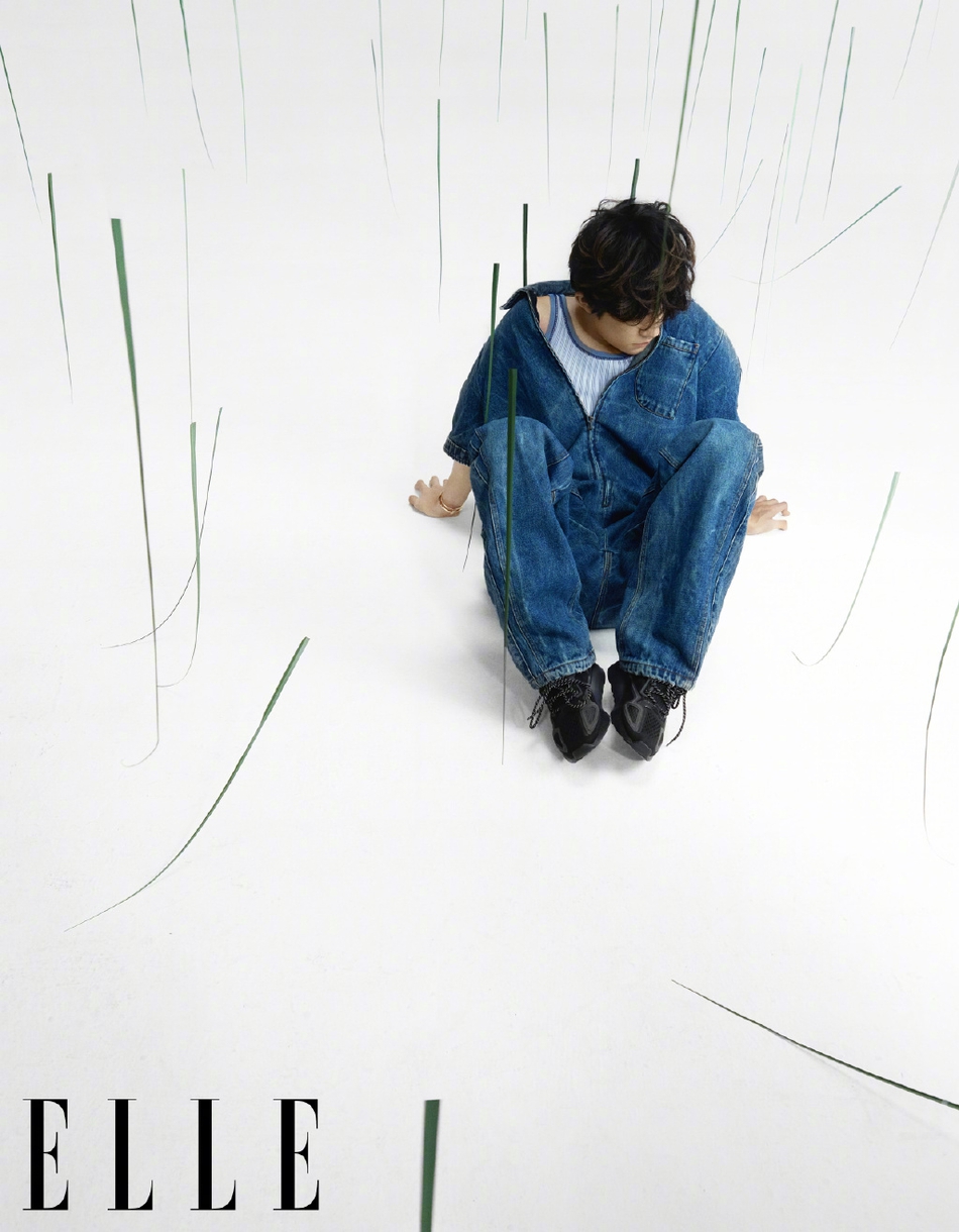 易烊千玺天使翅膀造型温柔美好 眼神坚毅尽显少年本色