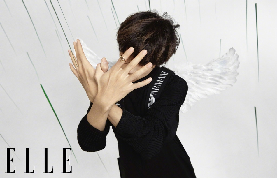 易烊千玺天使翅膀造型温柔美好 眼神坚毅尽显少年本色