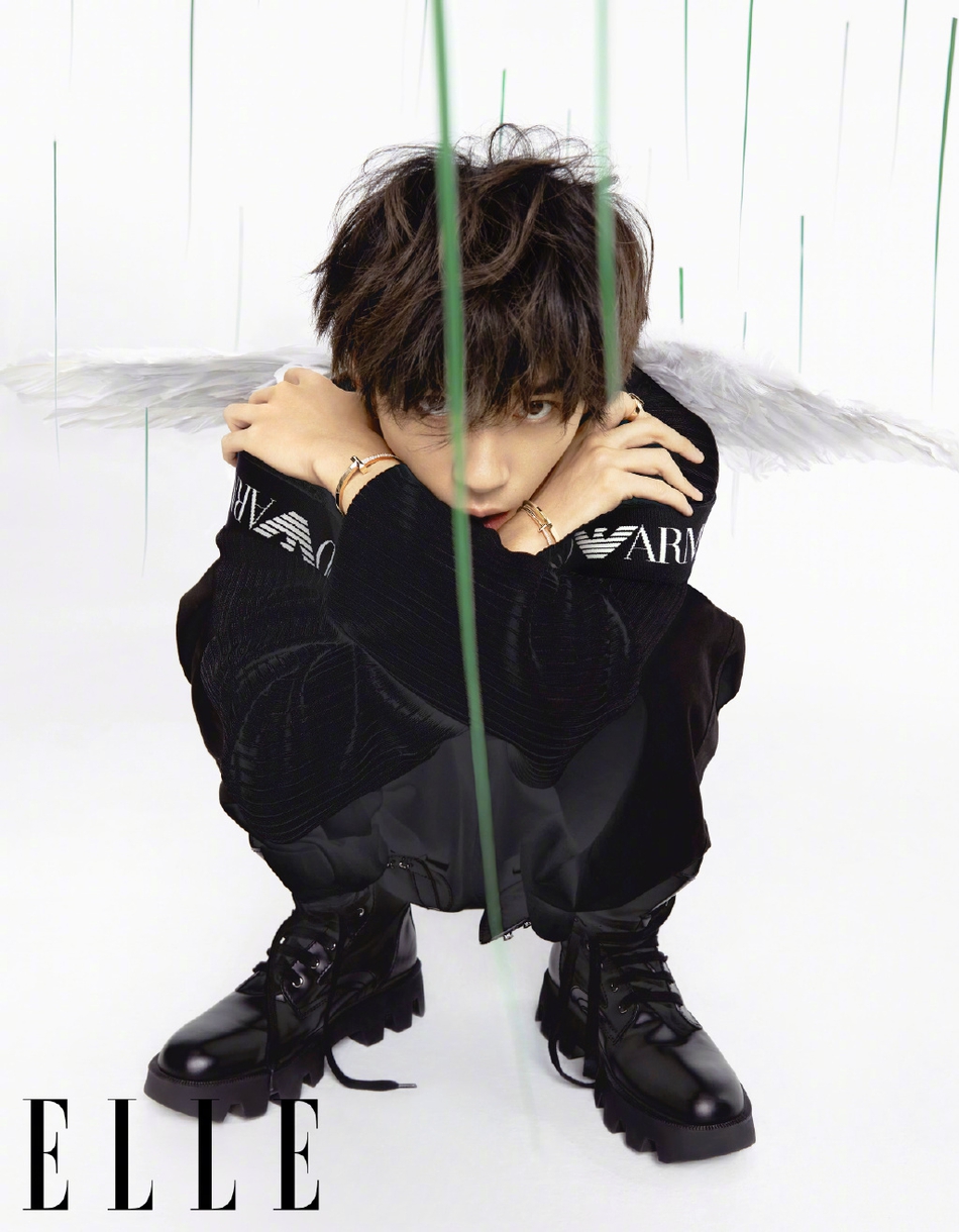 易烊千玺天使翅膀造型温柔美好 眼神坚毅尽显少年本色