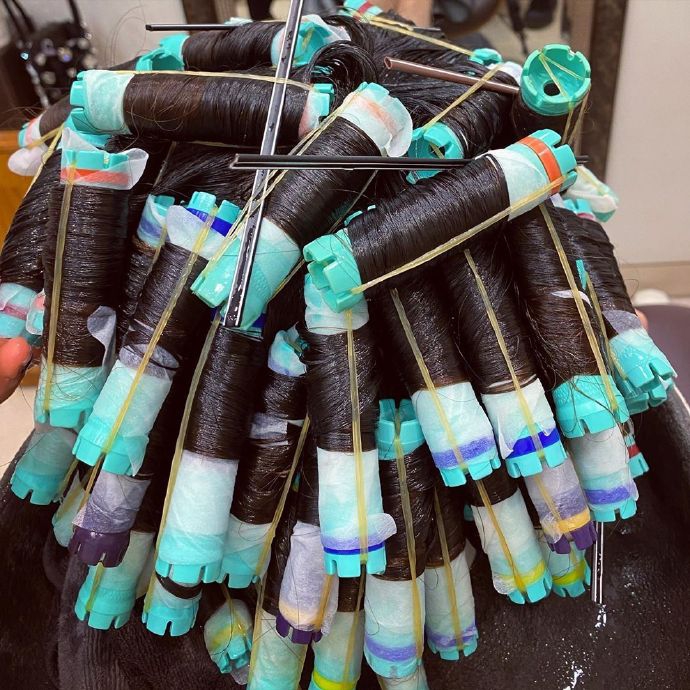 泫雅晒烫发照发量惹人羡 满头卷发棒引粉丝期待新造型