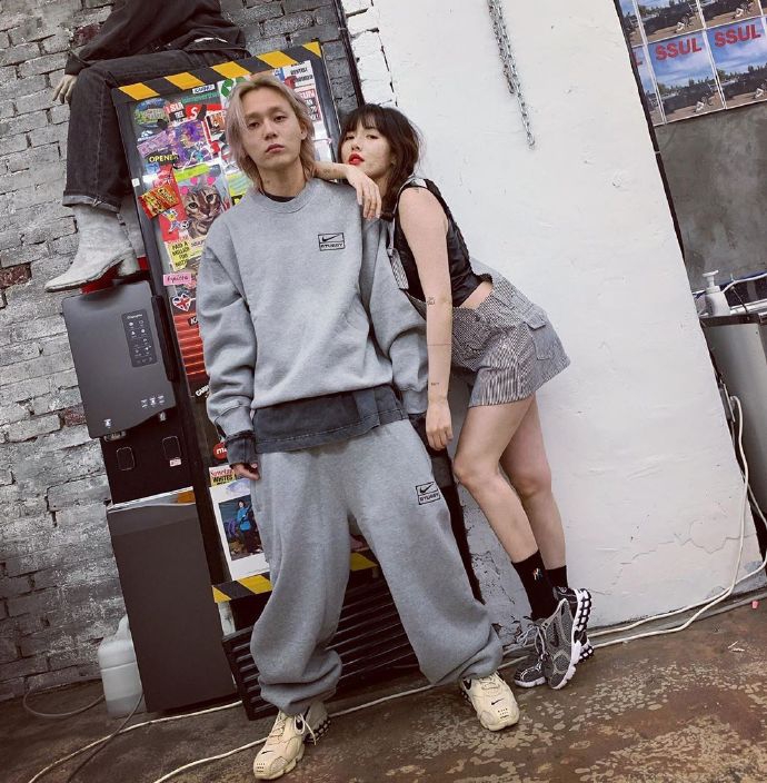 泫雅晒烫发照发量惹人羡 满头卷发棒引粉丝期待新造型