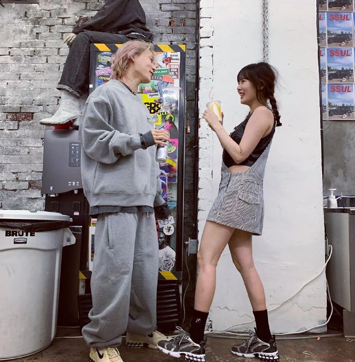 泫雅晒烫发照发量惹人羡 满头卷发棒引粉丝期待新造型