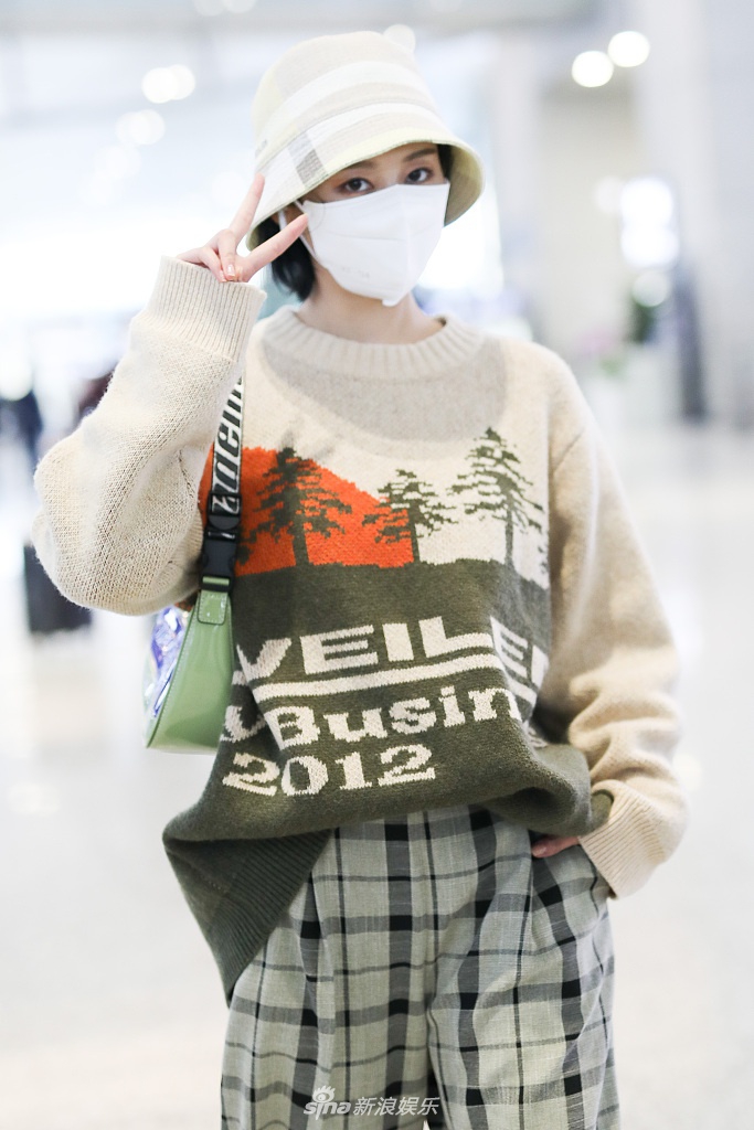 李纯戴渔夫帽背小绿包俏皮可爱 大张手臂打招呼萌翻天