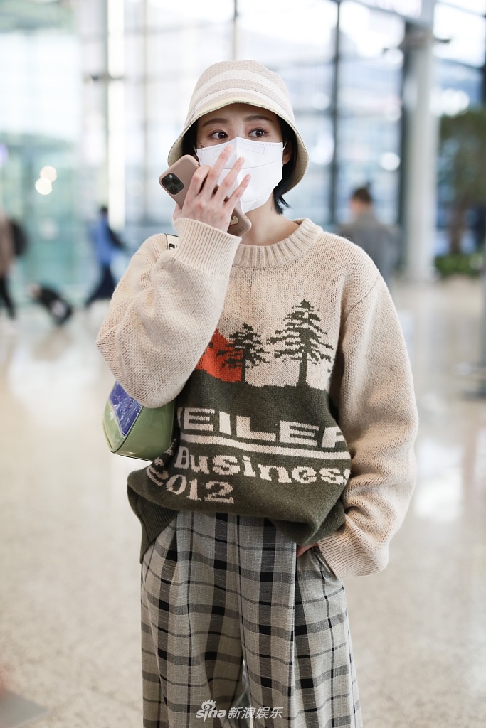 李纯戴渔夫帽背小绿包俏皮可爱 大张手臂打招呼萌翻天