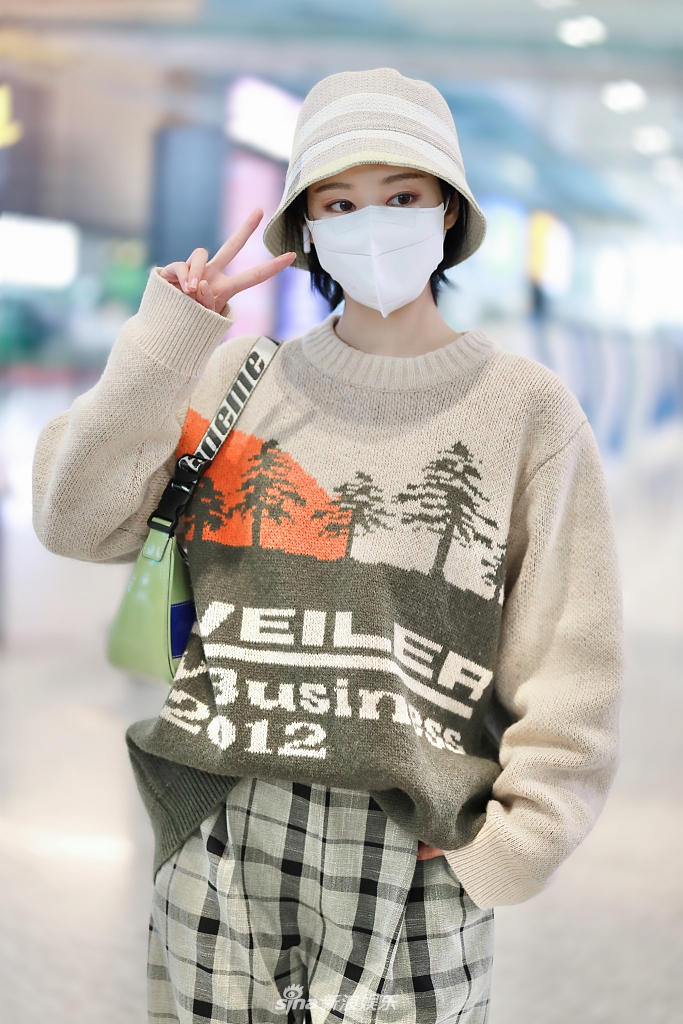 李纯戴渔夫帽背小绿包俏皮可爱 大张手臂打招呼萌翻天