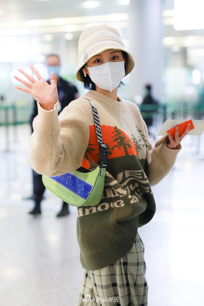 李纯戴渔夫帽背小绿包俏皮可爱 大张手臂打招呼萌翻天