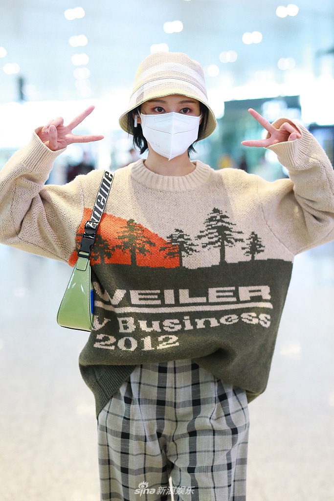 李纯戴渔夫帽背小绿包俏皮可爱 大张手臂打招呼萌翻天