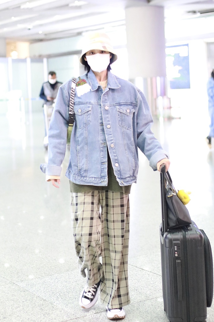 李纯戴渔夫帽背小绿包俏皮可爱 大张手臂打招呼萌翻天