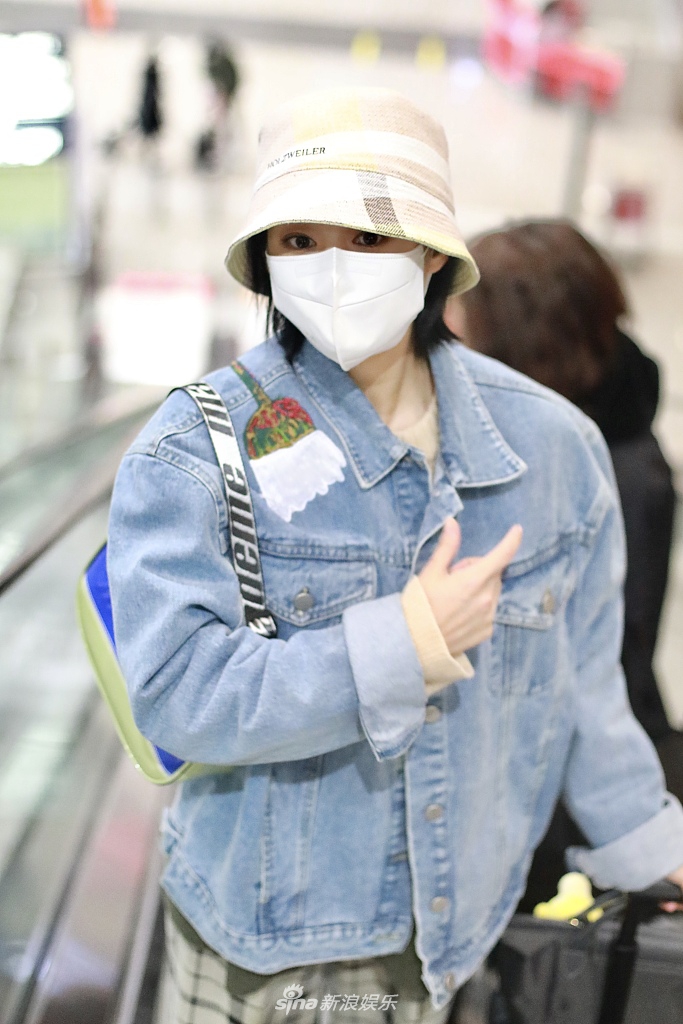 李纯戴渔夫帽背小绿包俏皮可爱 大张手臂打招呼萌翻天