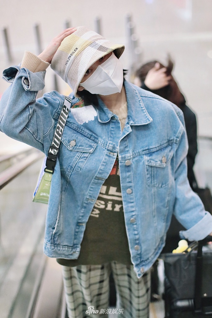 李纯戴渔夫帽背小绿包俏皮可爱 大张手臂打招呼萌翻天