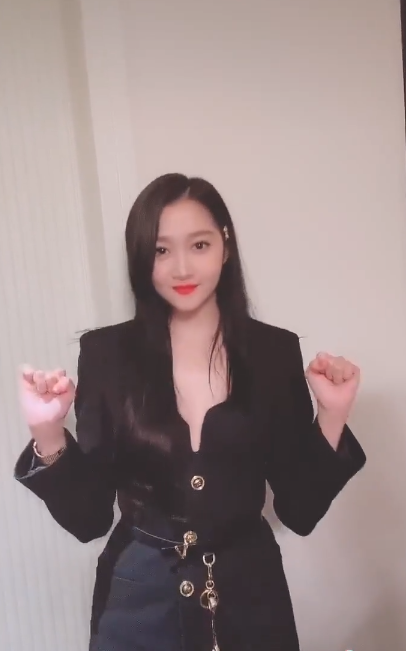 关晓彤穿低领短裙秀好身材 面色红润状态不错