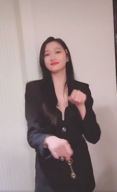 关晓彤穿低领短裙秀好身材 面色红润状态不错