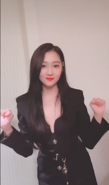 关晓彤穿低领短裙秀好身材 面色红润状态不错