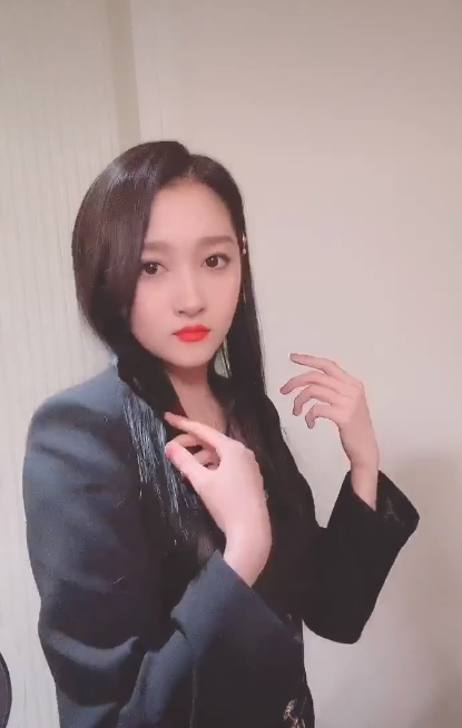 关晓彤穿低领短裙秀好身材 面色红润状态不错