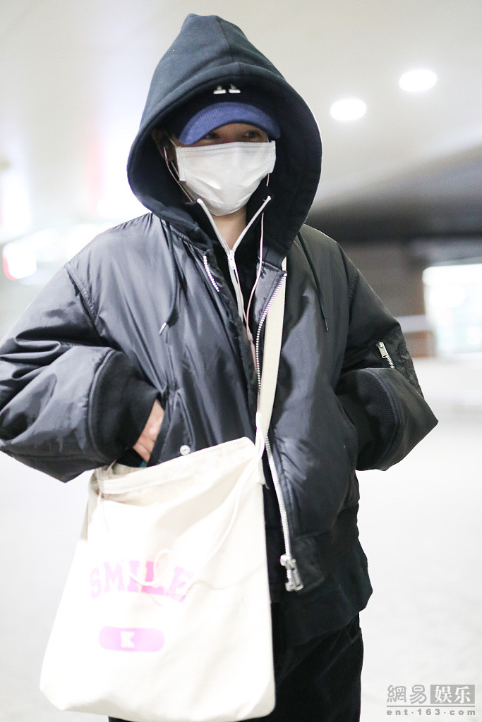阚清子一身黑衣现身机场 包裹严实超低调