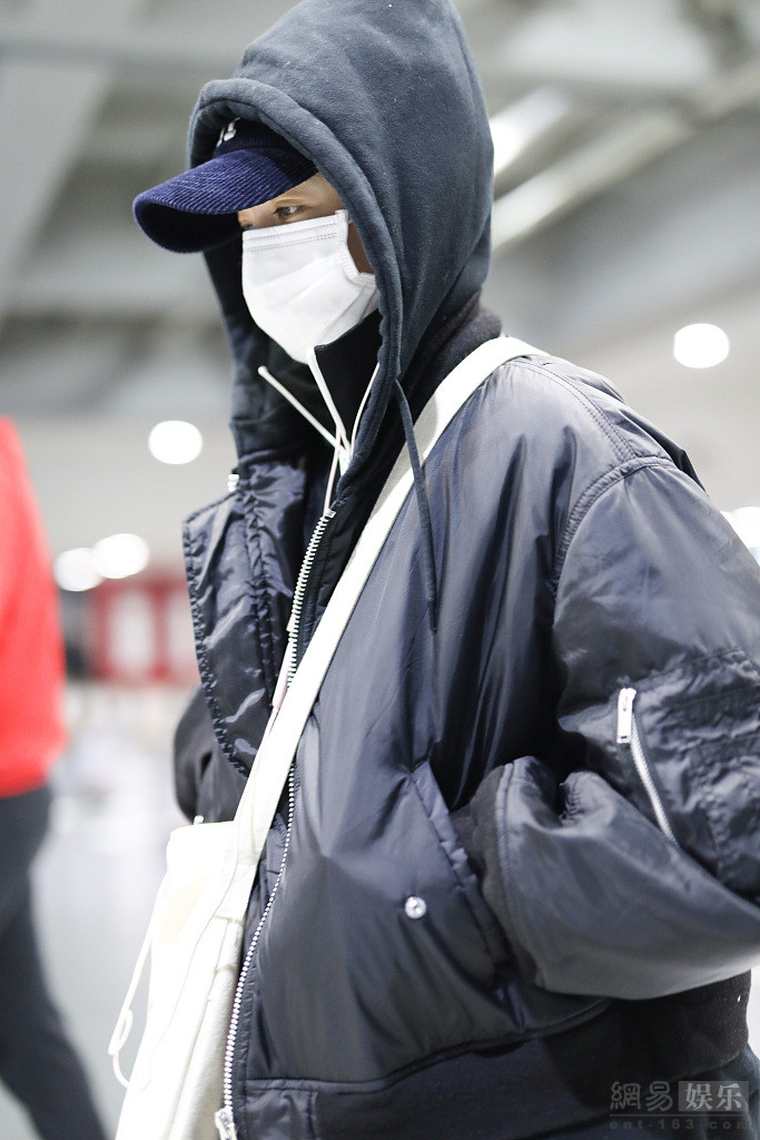 阚清子一身黑衣现身机场 包裹严实超低调