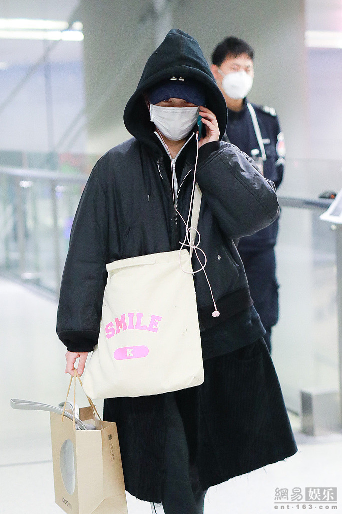 阚清子一身黑衣现身机场 包裹严实超低调