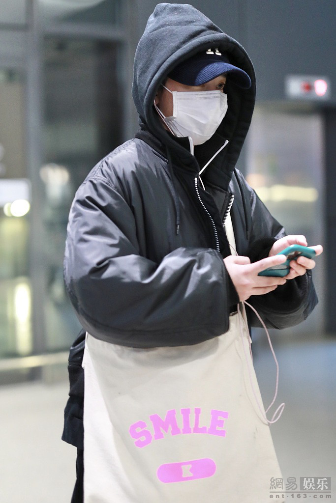 阚清子一身黑衣现身机场 包裹严实超低调