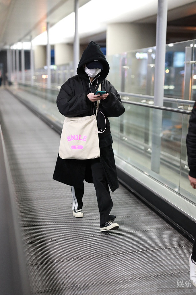 阚清子一身黑衣现身机场 包裹严实超低调
