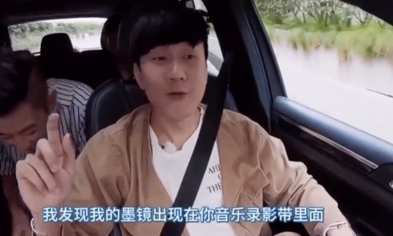 双J同游新加坡 林俊杰吐槽周杰伦戴自己墨镜