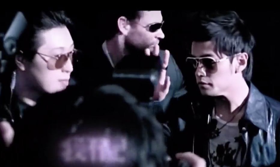 双J同游新加坡 林俊杰吐槽周杰伦戴自己墨镜