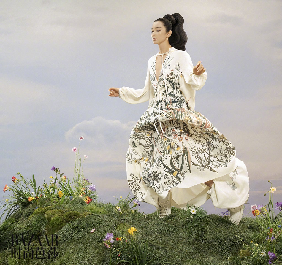 李冰冰最新封面大片曝光 一袭蓝裙大胆挑战田园风格