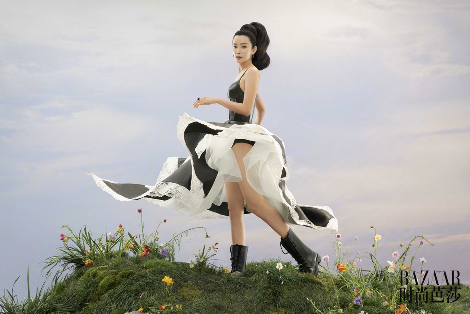 李冰冰最新封面大片曝光 一袭蓝裙大胆挑战田园风格