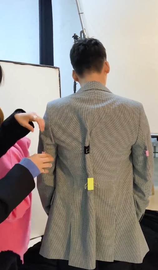 大片的背后！李易峰拍写真西服后夹满背夹子